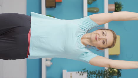 Vertikales-Video-Einer-Frau,-Die-Mit-Hanteln-Ihre-Schultermuskulatur-Trainiert.